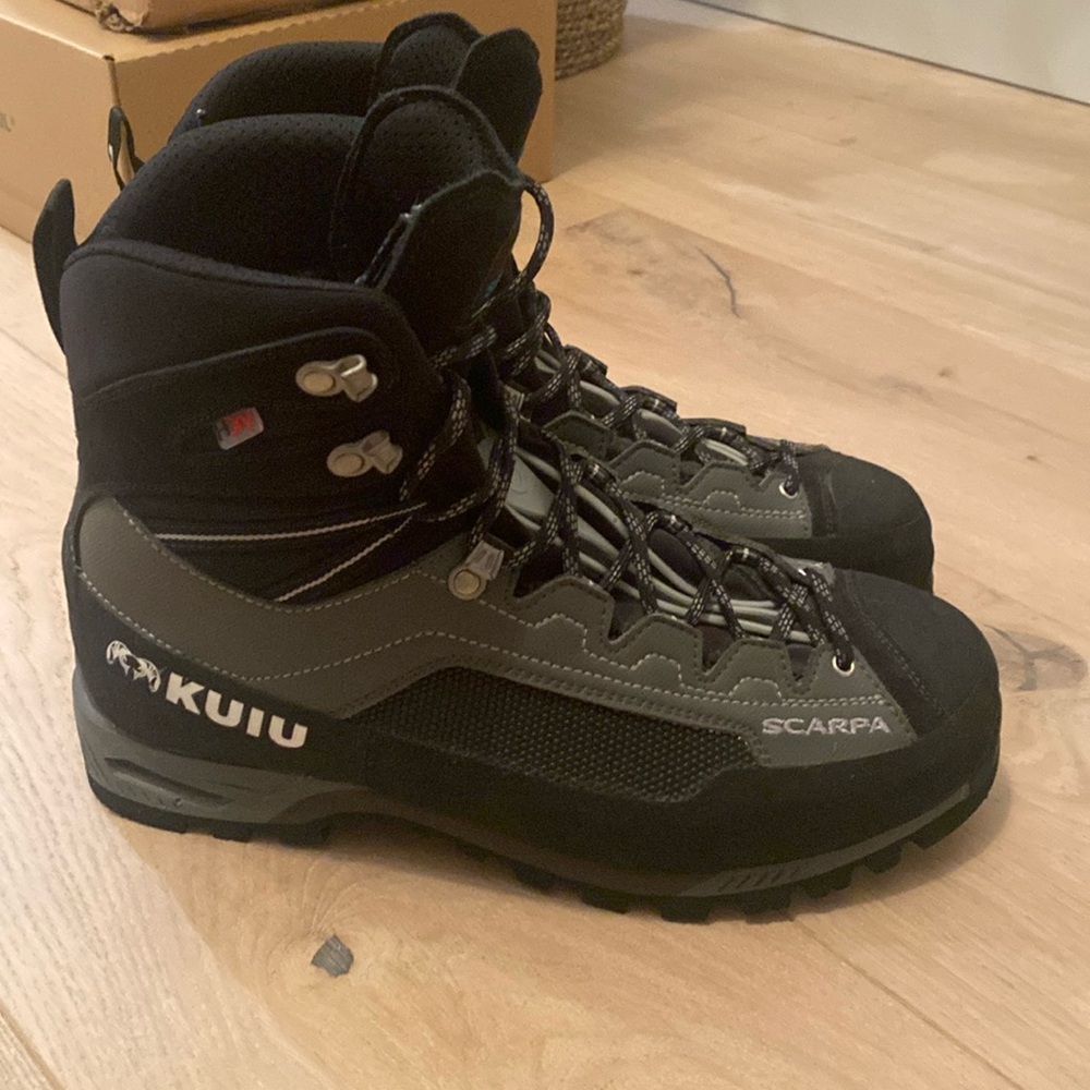New never worn. KUIU BOOTS.